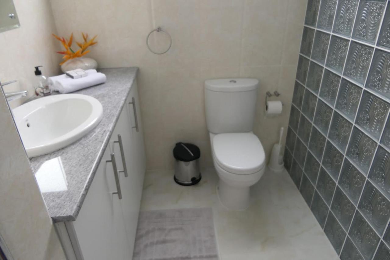 Villa Tropical Garden Self Catering Victoria Esterno foto