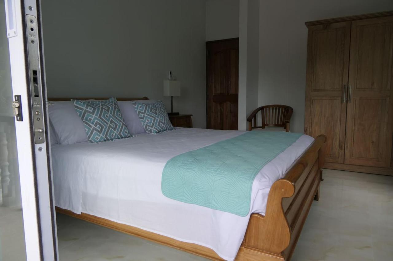 Villa Tropical Garden Self Catering Victoria Esterno foto