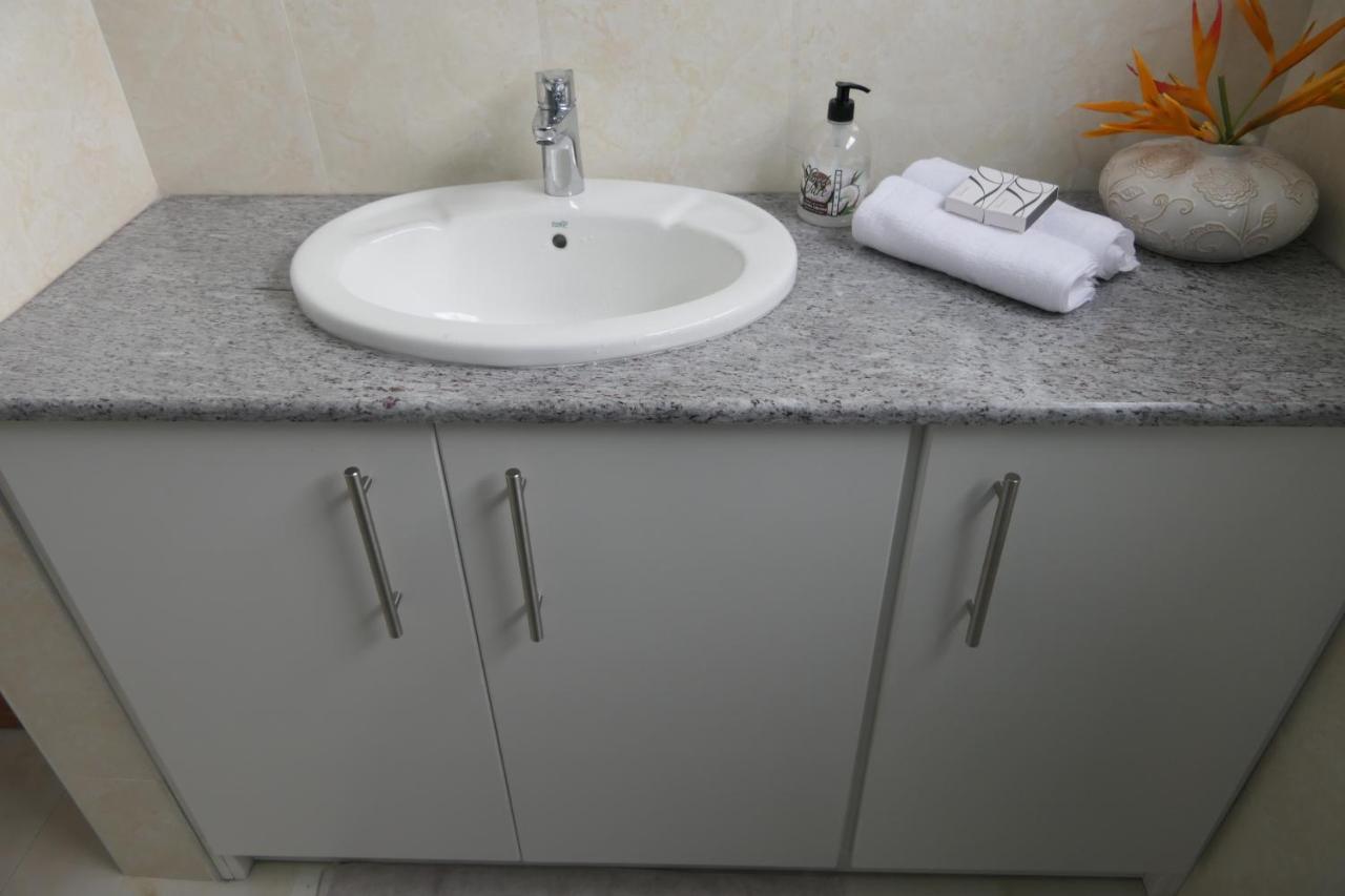 Villa Tropical Garden Self Catering Victoria Esterno foto