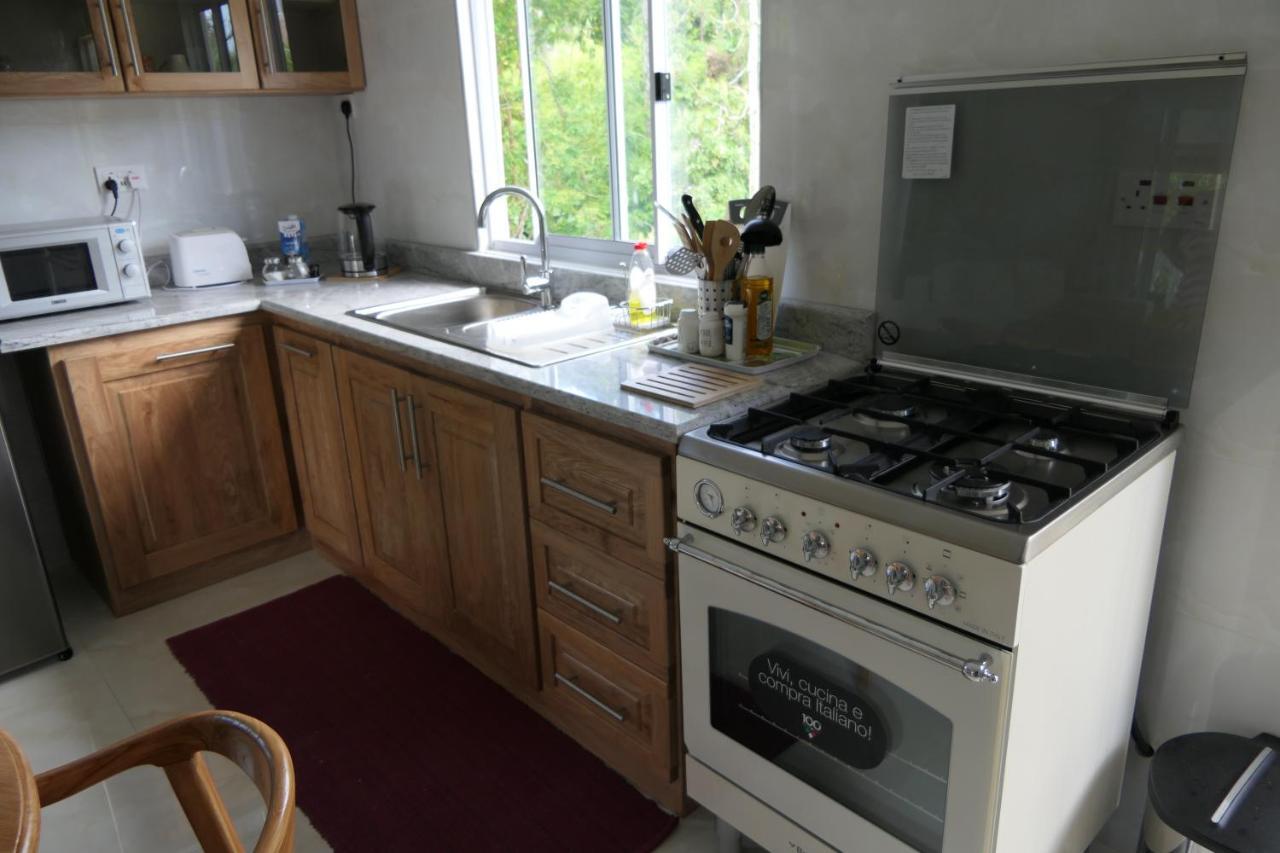 Villa Tropical Garden Self Catering Victoria Esterno foto